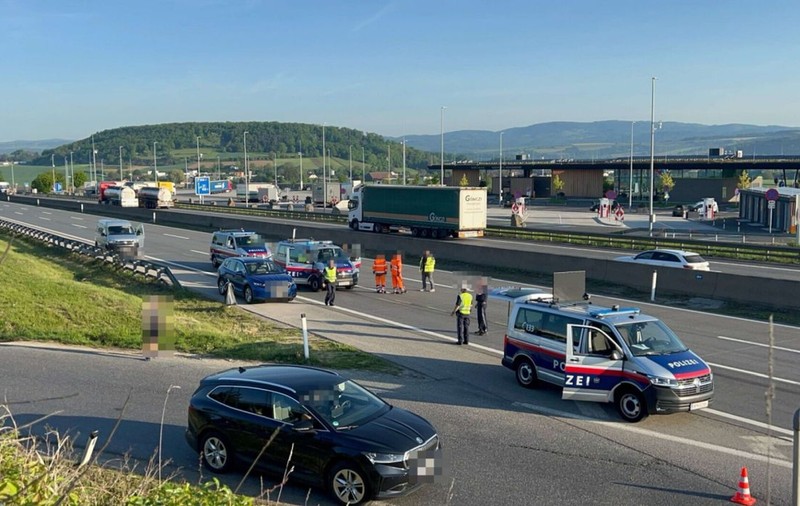 Un român a ieșit alergând dintr-o parcare direct pe autostradă și a fost ucis de prima mașină care a trecut și l-a târât 380 de metri, în Austria