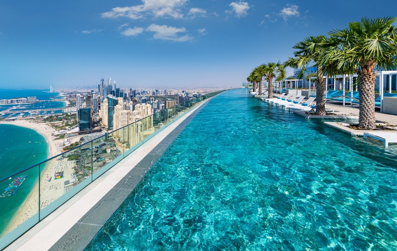 Piscina „din nori”. Se află la aproape 300 metri deasupra solului, în Dubai, și oferă o priveliște uluitoare a orașului