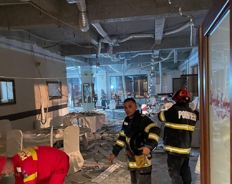 Tavanul unui restaurant a căzut peste mese, într-un restaurant din Brăila în care se aflau zeci de oameni