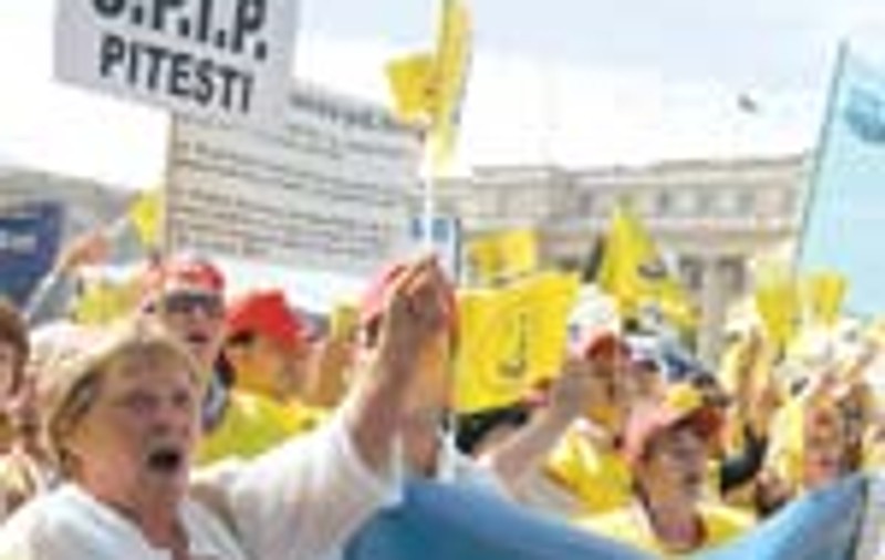 8.000 de dascali au huiduit, ieri, Guvernul