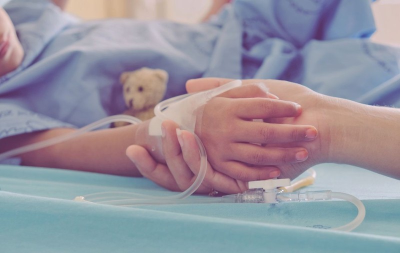 Copil de 3 ani cu boală cardiacă, refuzat de spitale din trei țări din cauză că părinții nu erau vaccinați anti-COVID