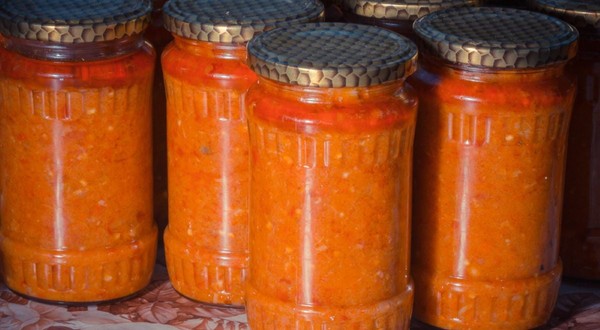 De ce să întorci borcanele după ce pui zacusca. Trucul care îți salvează conservele. Sursă foto: Shutterstock