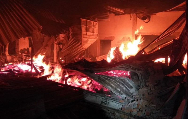 Incendiu la o hală de prelucrare a lemnului din Timiș. Acțiunea pompierilor a fost îngreunată de vântul puternic (FOTO)