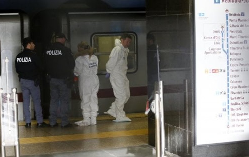 O femeie a fost împinsă pe linia de metrou în Roma. Agresorul a fost arestat