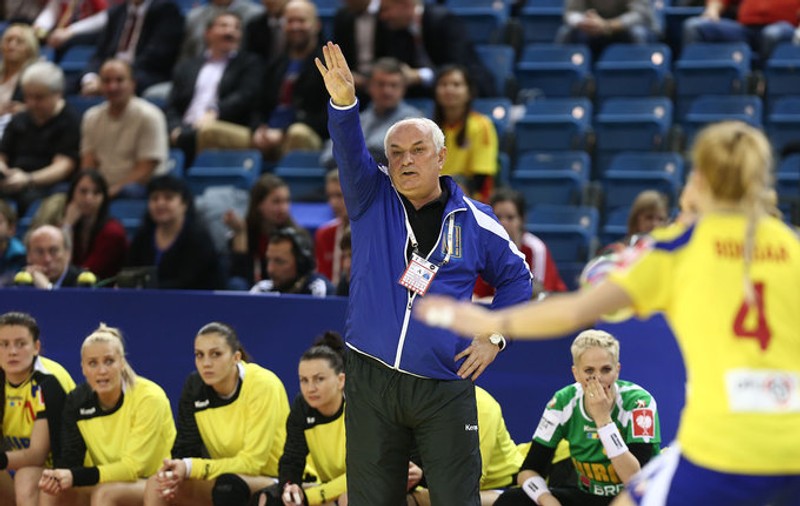 CM de handbal din Danemarca. România, fără reacție în fața Spaniei, 18-26. Gheorghe Tadici dă detalii despre bețiile de la națională: ”Ar fi fost bine dacă erau sticle cu bere sau cu vin! Era ceva mai tare!”. Tehnicianul a dat de pământ și cu fosta lui elevă, Narcisa Lecușanu, dar și cu suedezul Tomas Ryde, plătit regește ca să selecționeze de pe DVD-uri! Vedeta Neagu taie și spânzură la lot, și-a convocat prietena!!! / INTERVIU