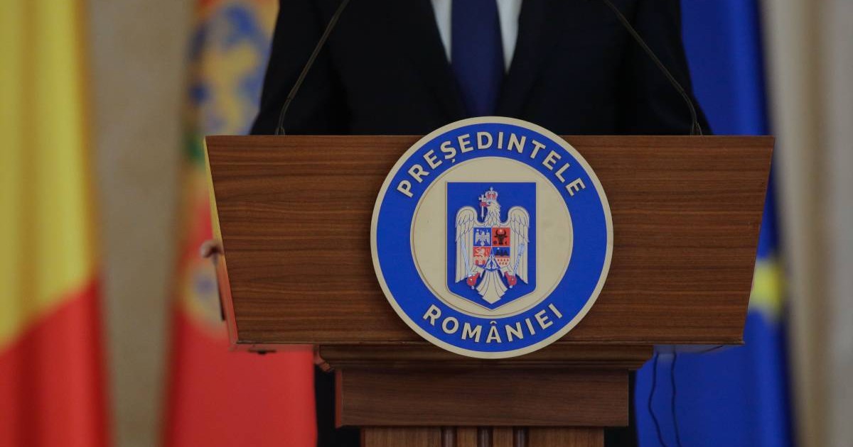 pupitru lemn cu sigla presedintele romaniei in care este stema romaniei
