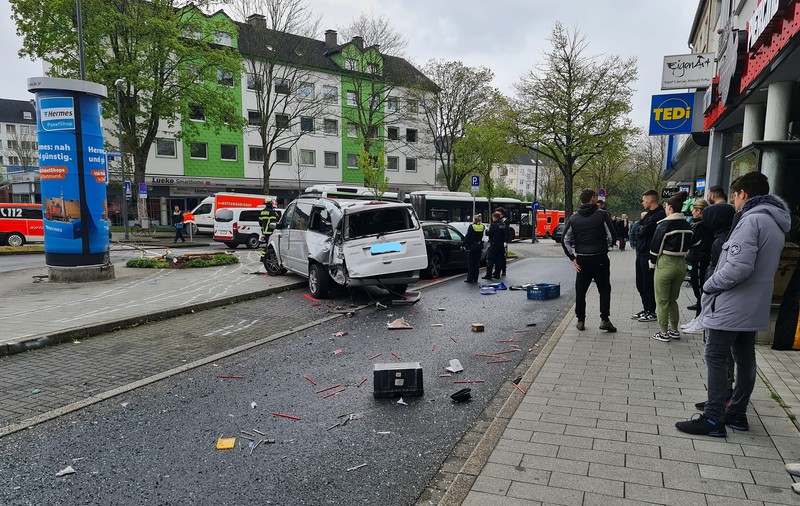 5 răniți și pagube de 250.000 de euro, după ce șoferul unui autobuz a leșinat la volan, la Dortmund