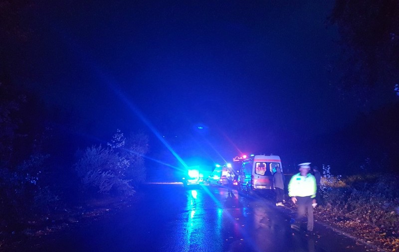FOTO | Patru persoane rănite la Bacău, după ce s-au răsturnat cu mașina din cauza condițiilor meteo