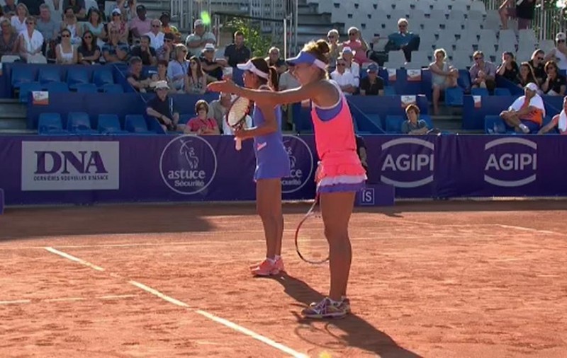 Mihaela Buzărnescu și Raluca Olaru s-au calificat în finala la ”dublu” a turneului de la Strasbourg. Româncele s-au certat pe teren!