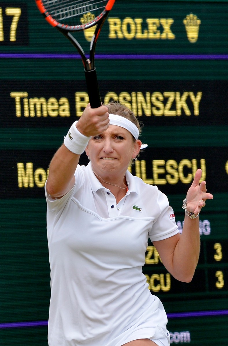 epa04833833 Timea Bacsinsky of Switzerland in action against Monica Niculescu of Romania during their fourth round match for the Wimbledon Championships at the All England Lawn Tennis Club, in London, Britain, 06 July 2015. EPA/GERRY PENNY EDITORIAL USE ONLY/NO COMMERCIAL SALES