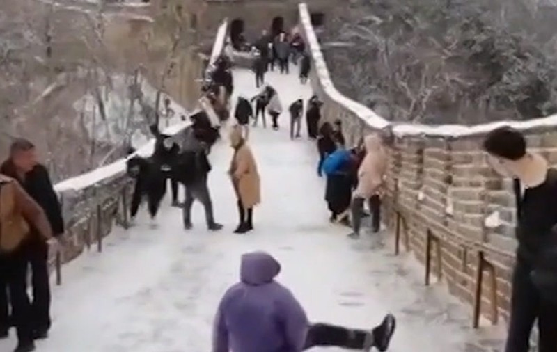VIDEO | Peripeții pe Marele Zid Chinezesc, după o furtună de zăpadă. Turiștii au „patinat” pe gheață