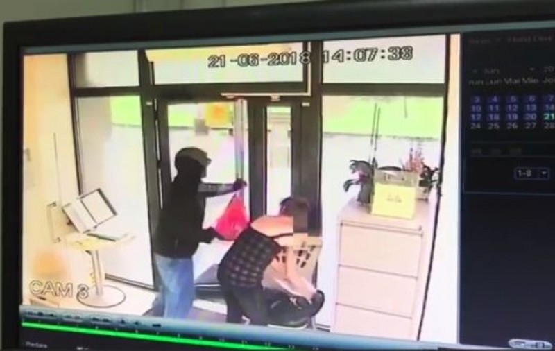VIDEO/ Imagini cu jaful eșuat de la sucursala CEC din Cluj-Napoca. Reacția unei cliente în fața atacatorului înarmat