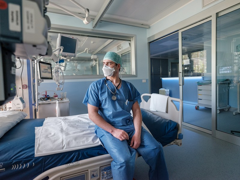 Medicul Vadim Stoleru, în secția de anestezie și terapie intensivă de la Spitalul P. Pederzoli din Peschiera del Garda