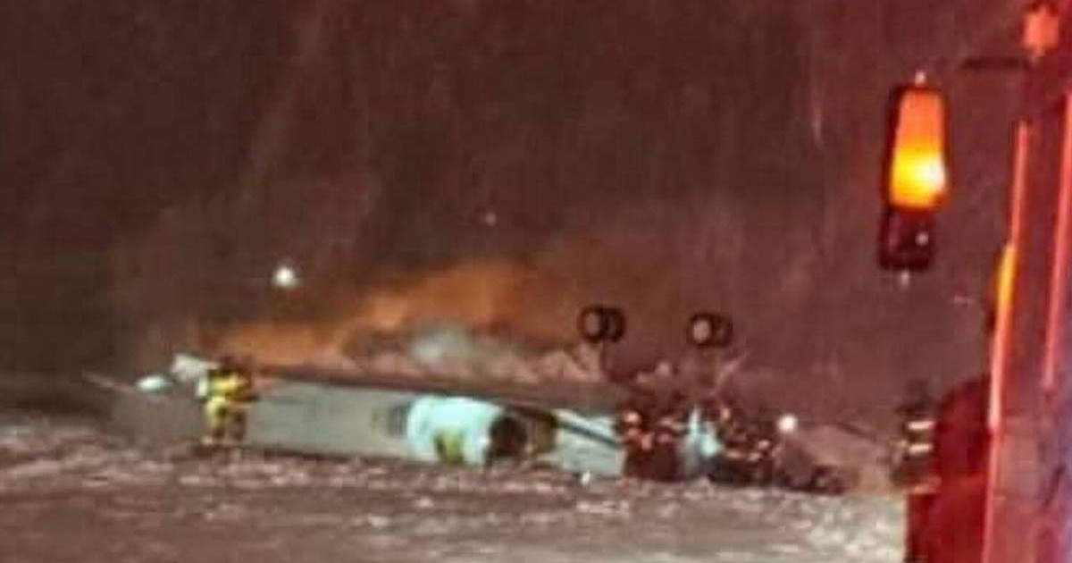 Epava unui avion, pe zapada, cu rotile in sus si fum, noaptea, iarna, in plin viscol, pe o pista de aterizare, SUA. dupa ce un avion cu 8 persoane la bord s-a prăbușit. 26 ianuarie 2026