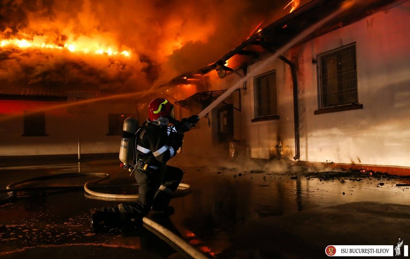 Elevii din Școala 124, distrusă de incendiu, vor fi mutați la Grădinița 35, la Școala 125 și la Școala 143