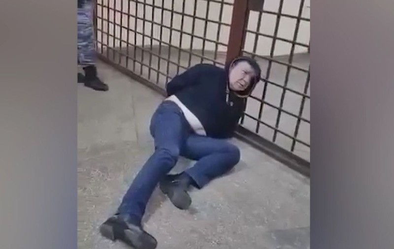 General rus, filmat beat criță într-o secție de poliție din Kaliningrad. A invitat o femeie în camera de hotel, a fugărit-o apoi pe coridoare și s-a luat la bătaie cu paza