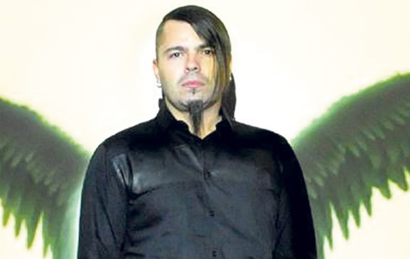 Şi-au tras bărbi şi mustăţi amuzante! Starurile noastre apelează la un look excentric, pentru a fi nu confundate