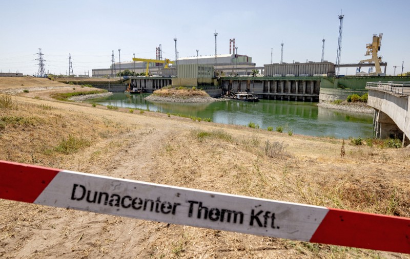 Soluția guvernului maghiar pentru salvarea centralei nucleare Paks: construiește un dig pe Dunăre și va scufunda două barje