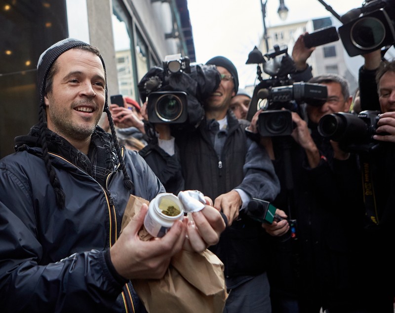 FOTO | Ce au făcut canadienii în prima zi după legalizarea marijuanei. „Sunt pe un norişor!”