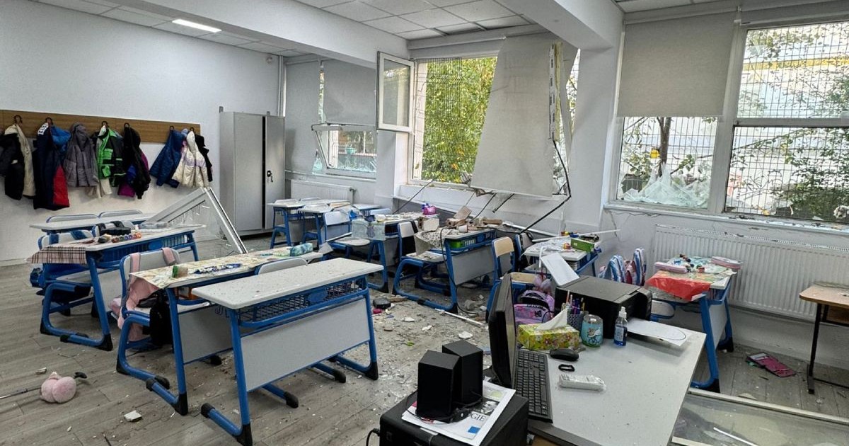 Clasă din Liceul Bolintineanu din București, distrusă și cu geamuri sparte de explozia dintr-un bloc din Rahova, în București, pe 17 octombrie 2025