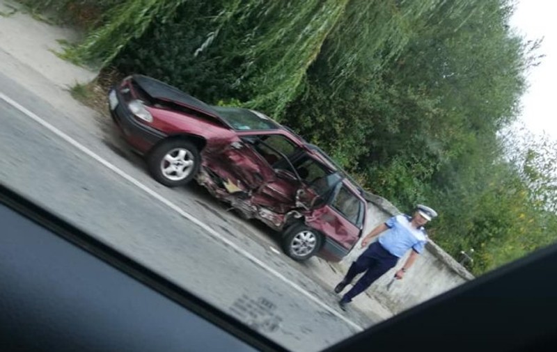 Un tată și fiica lui au fost băgați în spital de un șofer neatent