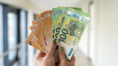 femeie cu euro in mana shutterstock