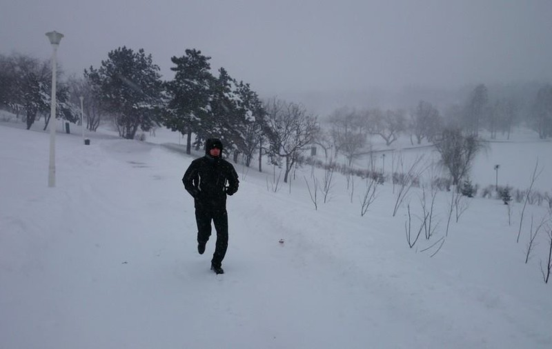Un român celebru S-A GÂNDIT SĂ ALERGE PE COD ROŞU! Află cine-i singurul bărbat ce putea parcurge 6 km prin zăpadă