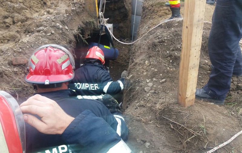 UPDATE. Muncitor prins sub un mal de pământ în Prahova. Intervenție contracronometru a pompierilor pentru salvarea tânărului - FOTO și VIDEO