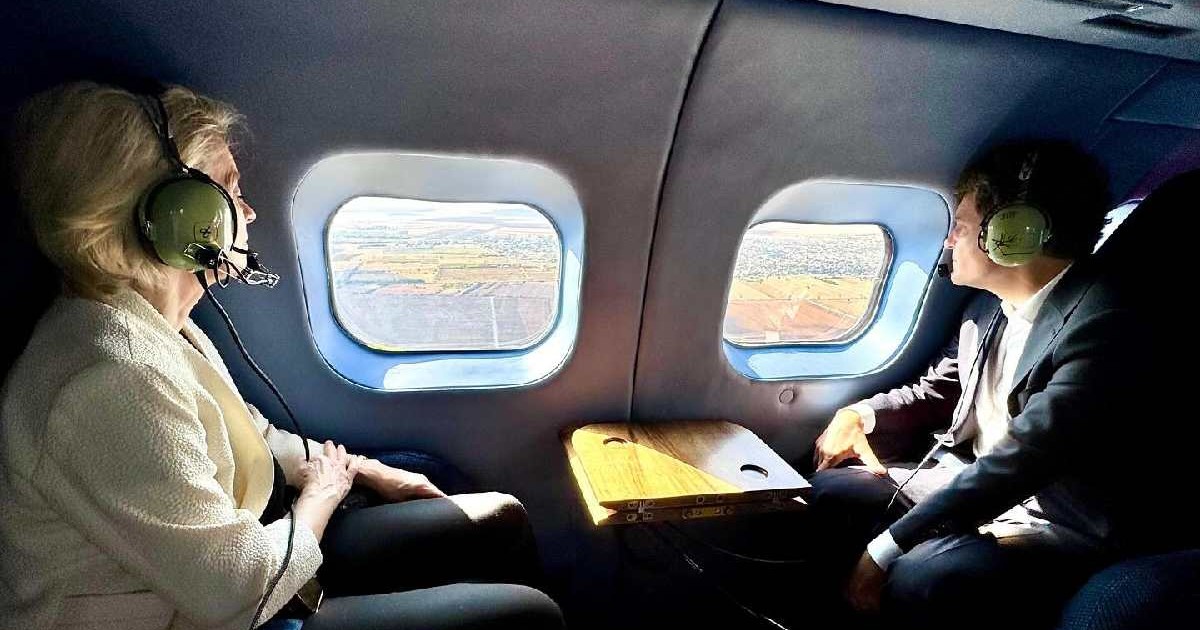 Ursula von der Leyen și Nicusor Dan la bordul unui elicopter IAR 330 PUMA