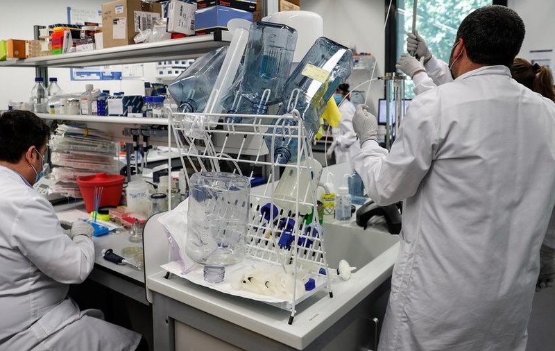 Rusia începe testarea vaccinului împotriva coronavirusului pe 50 de  voluntari plătiți. Câți bani primesc aceștia