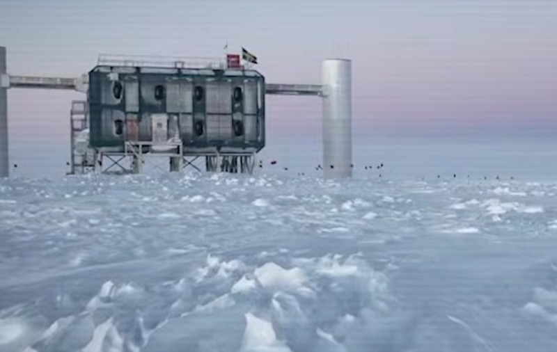 Descoperirea „fantomelor cosmice” din Antarctica a fost răsplătită cu Premiul Nobel pentru Fizică. Sursă foto: Captură video/ Youtube.