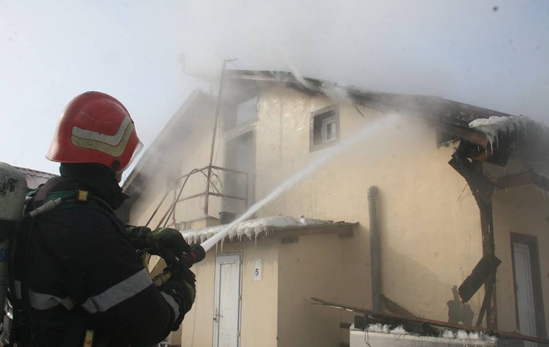 Incendiu în București. Patru case au ars în zona Apărătorii Patriei