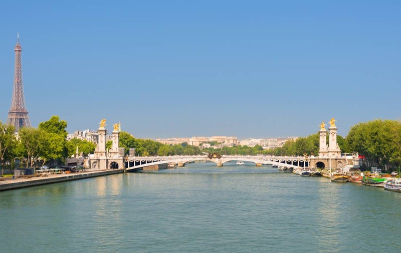 Soluția găsită de Paris ca să răcească orașul cu apă din Sena, după ce temperaturile în Franța au depășit 44 de grade Celsius