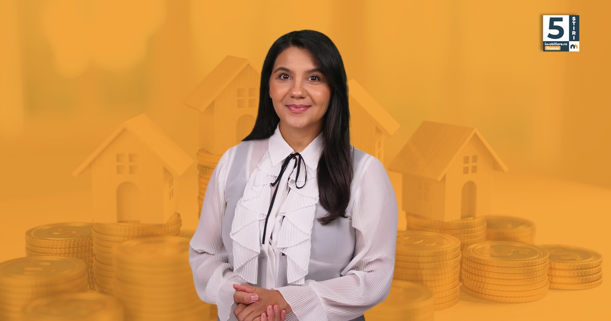 Tatiana Niculae, gazda rubricii 5 știri Imobiliare.ro Finance, îmbrăcată cu o cămașă gri cu alb, pe un fundal galben.