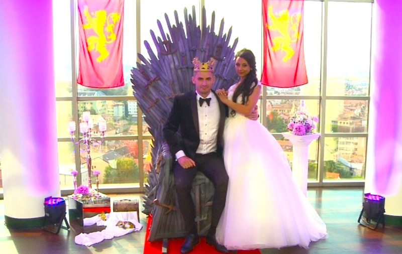 Nuntă inspirată din Game of Thrones, la Sibiu. Mirii, fani ai celebrului serial, au fost încoronați pe Tronul de Fier – FOTO