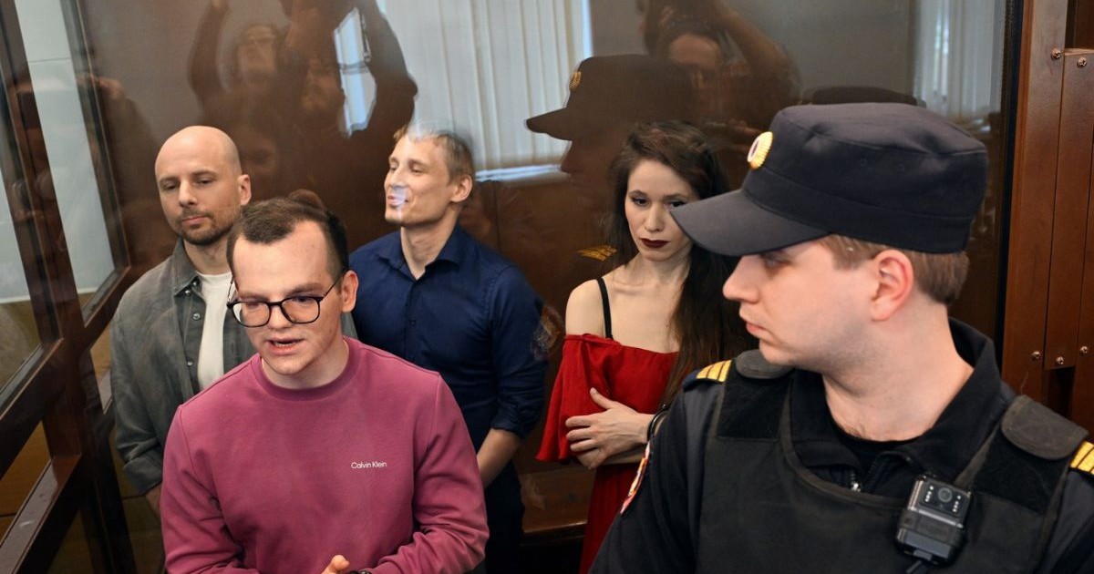 De la stânga la dreapta: jurnalistul video Serghei Karelin, jurnalistul Artem Kriger, producătorul Reuters Konstantin Gabov și jurnalista Antonina Favorskaya (Kravtsova) la audiere, 15 aprilie 2025