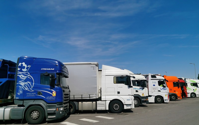 Șofer român de TIR găsit gol pușcă de două polițiste, pe o bancă lângă autostradă, în Franța, și arestat: „Mă uscam la soare”