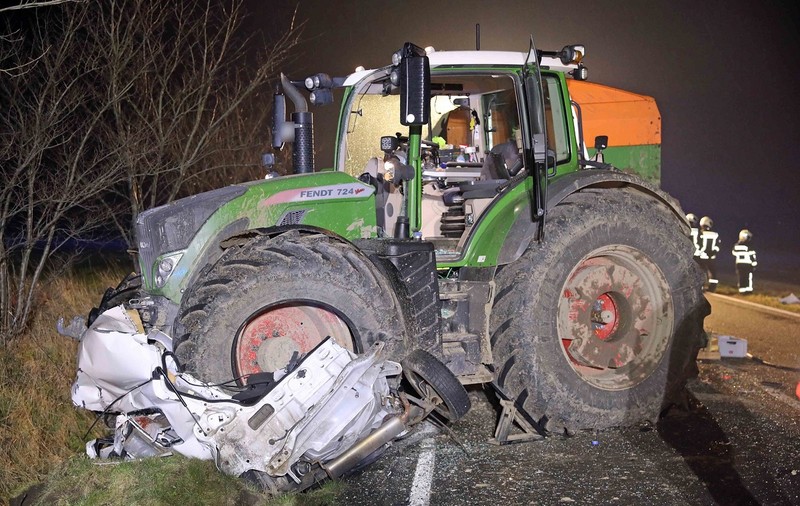 Salvatorii n-au știut ore în șir câți oameni erau într-o mașină strivită complet de un tractor, pe un drum din Germania