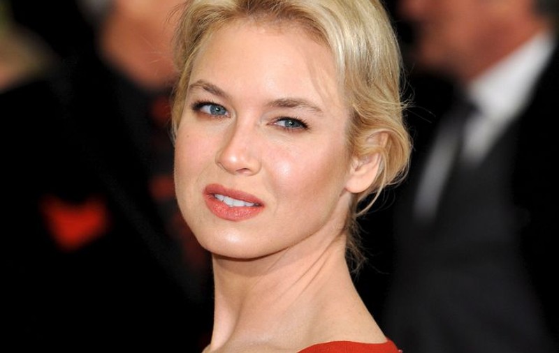 Renee Zellweger îşi obligă oaspeţii să poarte şoşoni medicali