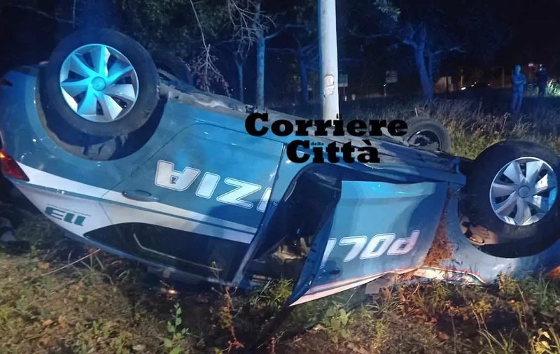 Mașină de poliție răsturnată când urmărea un Saab înmatriculat în România, pe străzile Romei. Un polițist e în stare gravă