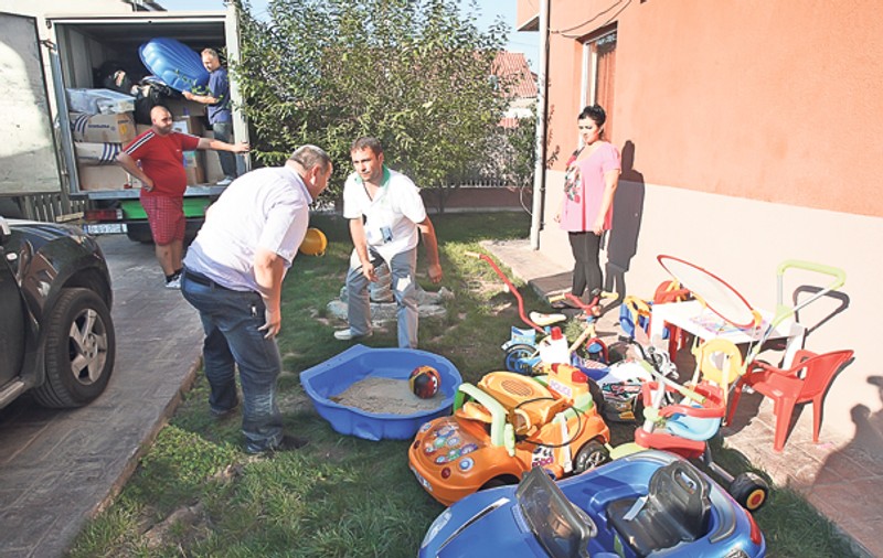 Catrafusele vedetei livrate în 76 de cutii | Prigoană a făcut un pas decisiv în războiul care poate duce la divorţul de soţia sa, Adriana Bahmuţeanu | FOTO