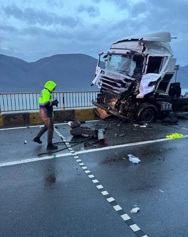 Șoferul unui TIR a murit, după ce a acroșat un utilaj agricol de pe contrasens, pe DN6, în Orșova. Trafic blocat, coadă de peste 10 kilometri