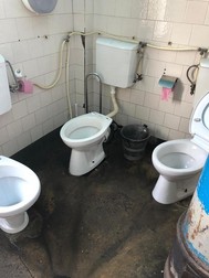Toaletă de femei cu trei vase de WC, la Spitalul de Boli Psihice Borșa