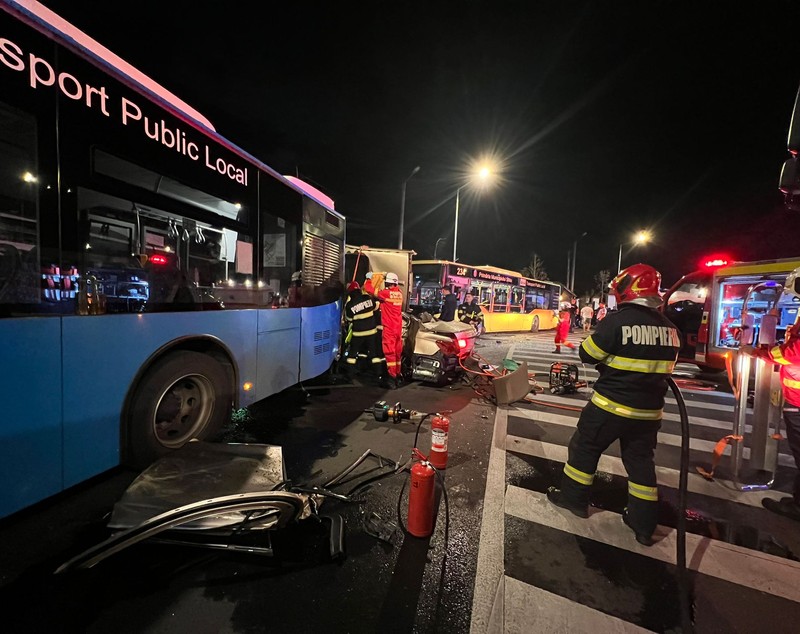 O mașină s-a izbit violent de două autobuze, în Sibiu. Două persoane au rămas încarcerate, una fiind inconștientă