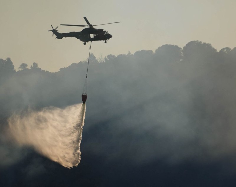 Un incendiu de pădure s-a extins până în zonele rezidențiale din orașul turc Izmir. Oameni evacuați din mai multe cartiere