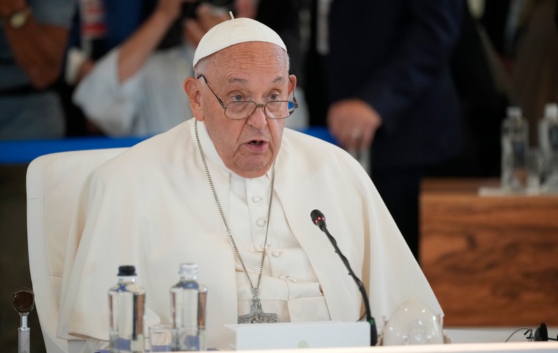 Papa Francisc spune, la summitul G7 din Italia, că oamenii nu trebuie să piardă controlul asupra Inteligenței Artificiale