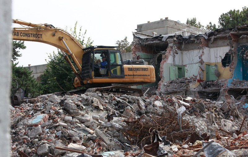 GALERIE FOTO| A început demolarea clădirii unde a funcționat fosta maternitate din Buzău aproape jumătate de secol
