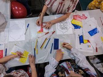 Copiii români colorează steaguri și harta României la petrecerea de Ziua Națională a României organizată de pastorii britanici de la Biserica Evanghelică engleză din Dunstable, UK. 1 decembrie 2021