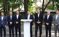 Sorin Grindeanu, liderul PSD și pe membrii delegației partidului în timpul declarațiilor de presă susținute în urma consultărilor politice cu prim-ministrul desemnat Luca Niculescu, 8 octombrie 2026