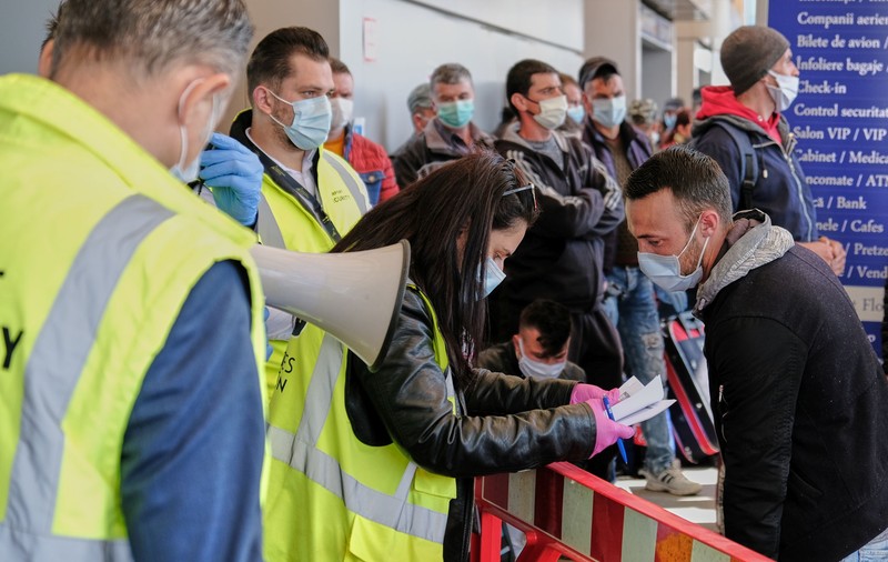Video | Revoltă la o fermă din Germania. Românii îi acuză pe angajatori că îi țin fără mâncare și fără acte